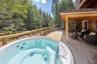 Creekside Couple's Retreat w Hot Tub, Sauna and Game Room, 2 Minutes from Lake - Alphydda