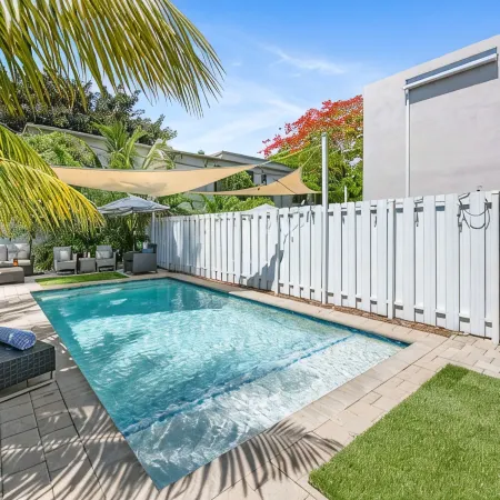 Poolside Sanctuary 4B 4B Heated Pool ,Jacuzzi 1Gb Internet.