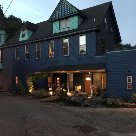 Directly across from the Old Jail, historical & surreal, ground floor 2 bedroom