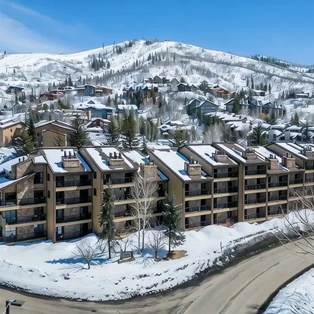 Luxury Amenities- Steps to Mtn- 2 Hot Tubs- Pool/Ping Pong Table-Massage Chair