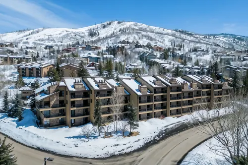 Luxury Amenities- Steps to Mtn- 2 Hot Tubs- Pool/Ping Pong Table-Massage Chair