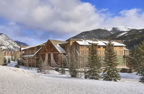 Keystone Ski area, Epic mountains views, Ground floor condo, short walk to lift