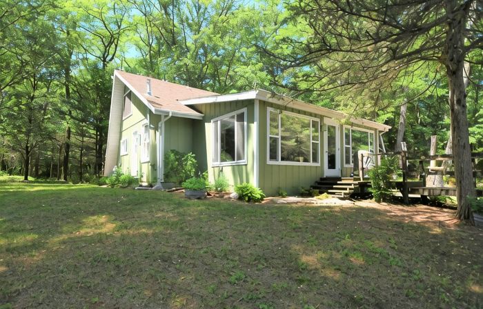 Tranquil 2 Bedroom Getaway on Private Lake