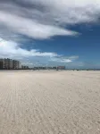 Beachfront Bliss: 2BR, 2BA with Stunning Sunset Views - Apartemen
