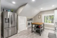 The Loft on 13th~Modern & Cozy! - Bungalows
