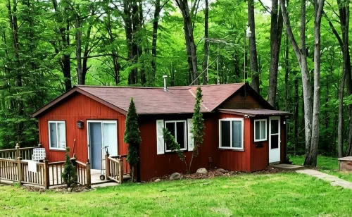 Lucky Bear Lodge. Secluded Cabin in the Woods, Beach Access. Pet Friendly