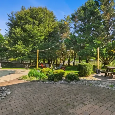Spacious 5 Bedroom w/Pool, Patio and Theater