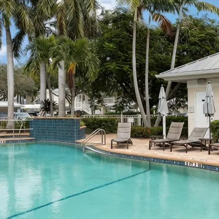 Villa 5 Mins Walk to Img Academy. Sleeps 6. PoolGated and 2 Free Parking Spots