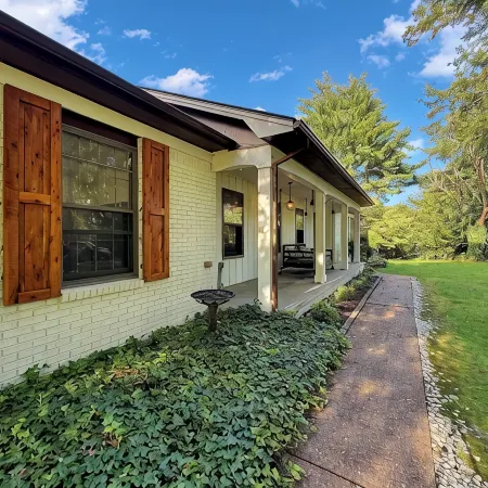 3-BR 8 Guests Modern Ranch on 1/2 acre