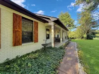 3-BR 8 Guests Modern Ranch on 1/2 acre