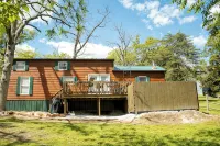 Charming Cabin + Pond View + Hot Tub