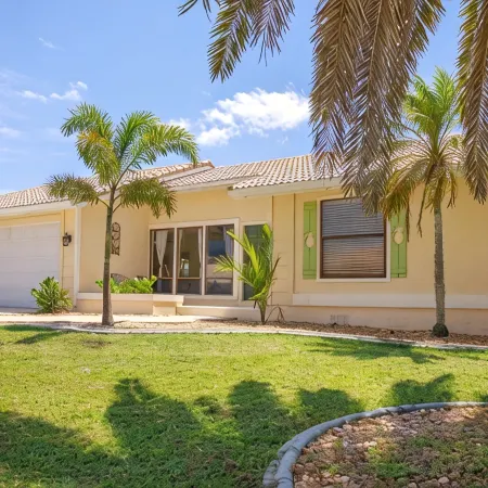 Burnt Store Isles Golf Home, W/Hot Tub/King Bed/Fast WIFI/Unbeatable Location