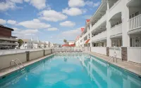Escape to Paradise in Avalon – Beautiful Condo Just Steps from the Beach - WiFi