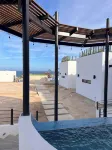 Modern, Clean & Airy Beach Retreat with Pool and Rooftop Ocean Views - piscine