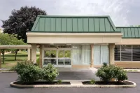 Days Inn & Suites by Wyndham York - parking