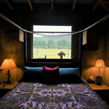 Scottland Yard Farm's - Upscale Rustic Garden House