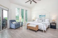 Lakeside Retreat – 6BR, Huge Backyard, Private Sandy Beach Access! - de charme
