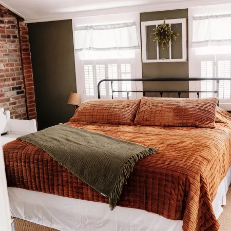 Cozy Riverview Cottage. 5 minute walk to downtown