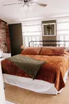 Cozy Riverview Cottage. 5 minute walk to downtown