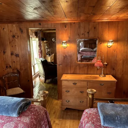 Vintage 1920s Speakeasy Cabin Overlooking the Sandy Shores of Swan Lake! Отели в г. Айтаска