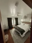 Restored 1935, 3-bedroom house, less than a mile to campus & downtown - บังกะโล