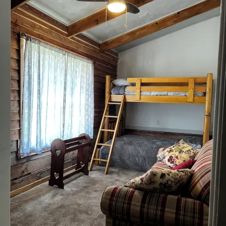 3-bedrooms, 2 bathrooms upstairs cabin in charming French Lick with AC