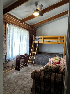 3-bedrooms, 2 bathrooms upstairs cabin in charming French Lick with AC