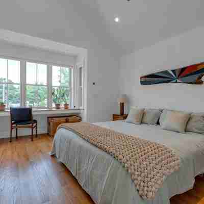 Waterfront Escape - Spectacular Views, Only 5 Minutes from Boston Airport Rooms