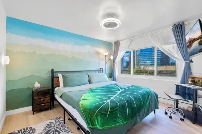 2BR Designer Condo, Free Parking, Convention Ctr Hotels in First Hill