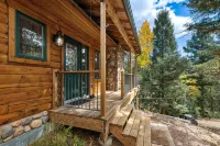 LOG CABIN w/Mtn View, Hot Tub, & Fireplace! - Boutique