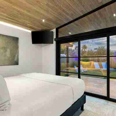 4Br Modern Smart Home - Walk to Old Town w/ Heated Plunge Pool & Fire Features Rooms
