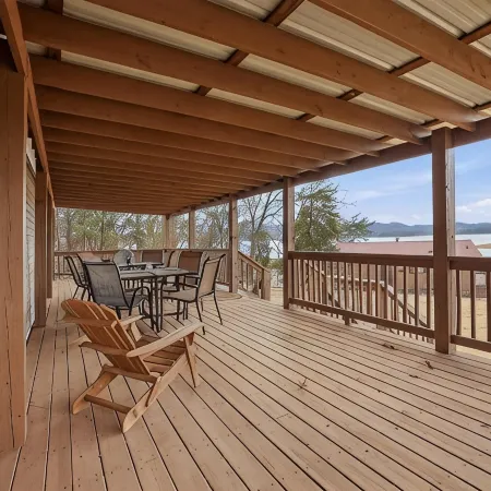 The Lake House     Lake front/Private Dock/ Sleeps 12