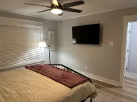 Newly Remodeled Farmhouse, 12 Minute Walk to Campus. 3Bd 3ba with Bonus Room