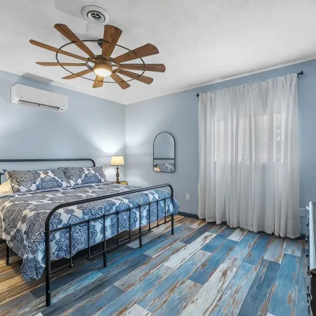 Roos&Blues Lake House. City Park Steps Away. Rm for 6, King Beds, Pets Friendly