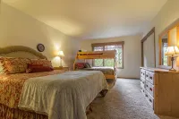Cozy Cabin 5.5 Bedrooms, Forest/Mountain View 3 Decks 2 Masters Hot Tub 4200Sqft - balcón