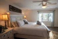 Stunning lakefront home with a boathouse, private dock, firepit and lake views - 4つ星