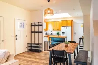 Spacious 4-Bedroom Townhome / 2-Car Garage / Cruise Terminal - บังกะโล