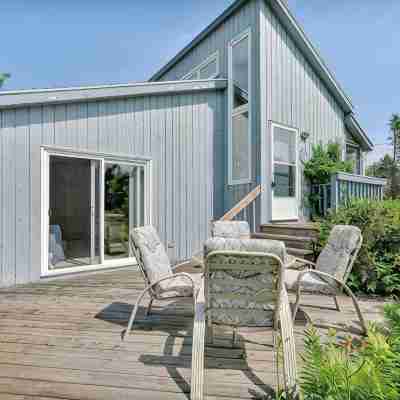 Waterfront 2 BR cottage on 1 acre private lot walking distance to beaches! Hotel Exterior