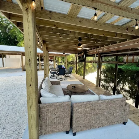 Sleeps 13, Theater, Waterfront, Close to Springs and Forest. Old Florida