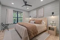 Ozark Shores- Lakefront, Hot Tub, Air Hockey - Homestays