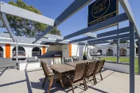 Rest Motels - parking