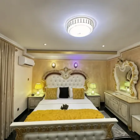 Tobby Royal Suites