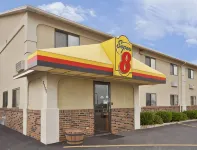 Super 8 by Wyndham Muscatine - parking