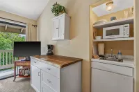Studio with AC, lanai, and mountain views. Steps from the ocean with beach gear!