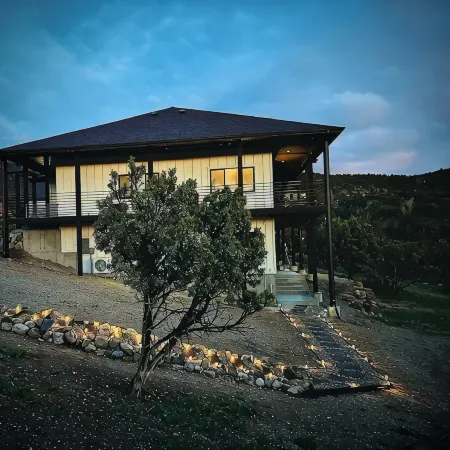 Scenic lakeside retreat- 5 minute walk to Palisade State Park and Golf Course