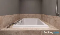 DoubleTree by Hilton Portland, OR - Bathtub