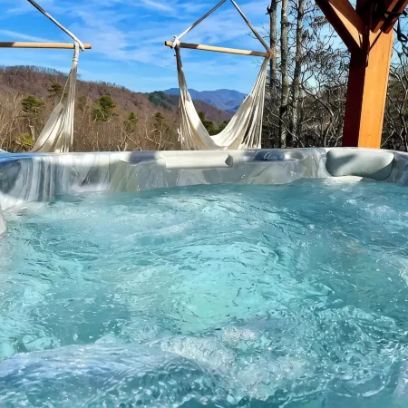 Luxury 2 Bedroom, Mountain Views, Hot Tub, Hiking