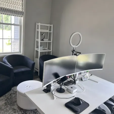 Modern Spacious 6-Bedroom - Track Season Retreat - 20 min from Track Отели в г. Халфмун