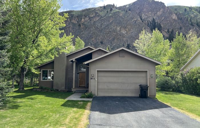 Spacious 3B/2BA house w/ fenced yard+mountain view