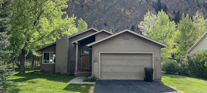 Spacious 3B/2BA house w/ fenced yard+mountain view Hotel di Hailey